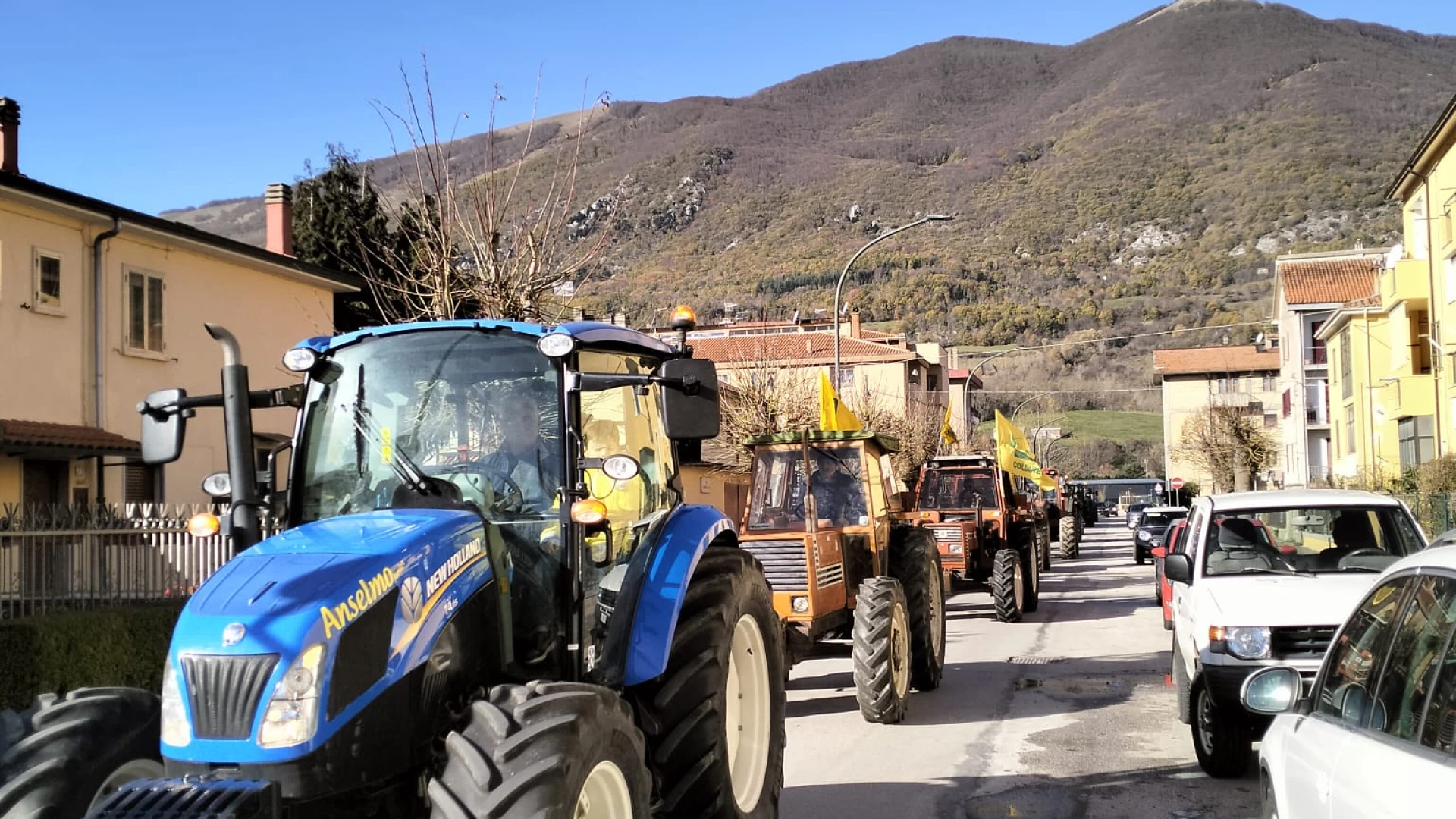 Castel Di Sangro: celebrata questa mattina la Festa del Ringraziamento. I trattori hanno sfilato per le vie della città.